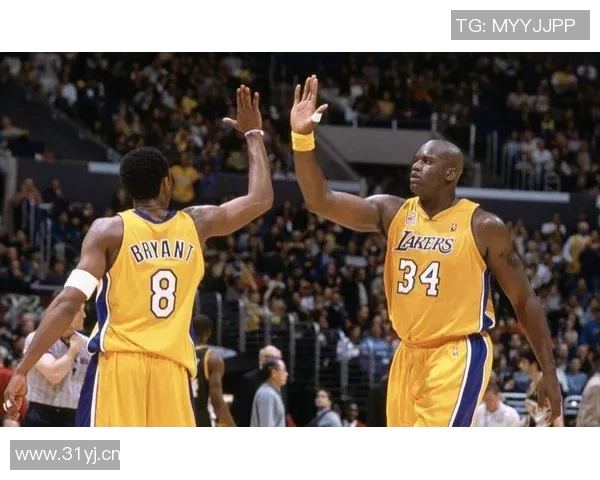 谢里夫奥尼尔特意前来致敬科比叔叔与雕像合影留念